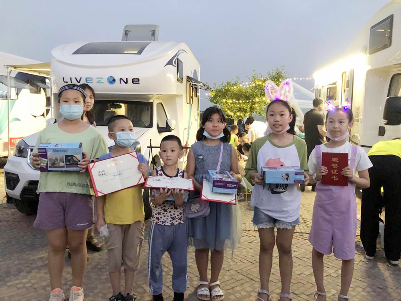 夏令營挑戰(zhàn)地攤經(jīng)濟，覽眾房車不一樣的活動