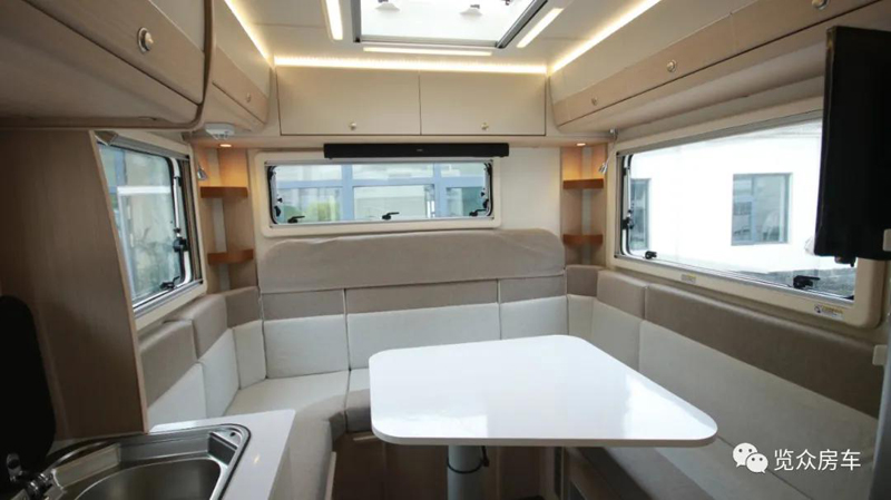 老人孩子房車旅行，選擇這款房車合適