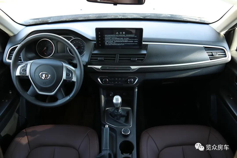 帶老人孩子出行，適合選這款房車(chē)