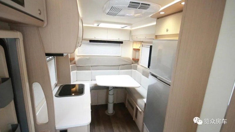帶老人孩子出行，適合選這款房車(chē)