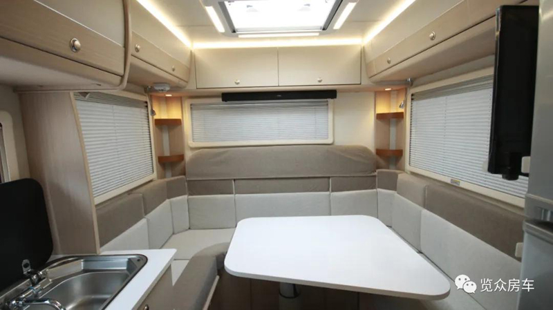 帶老人孩子出行，適合選這款房車(chē)