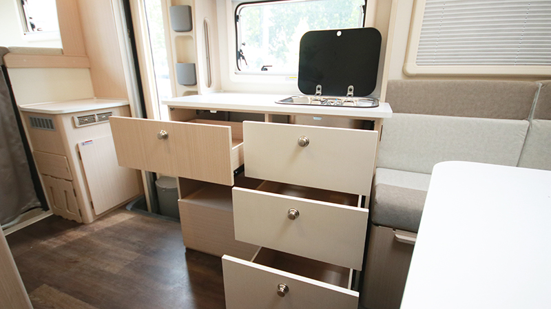 帶老人和孩子出行最合適，還是四驅(qū)房車