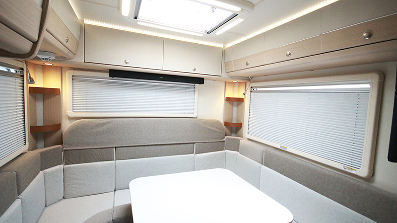 帶老人和孩子出行最合適，還是四驅(qū)房車