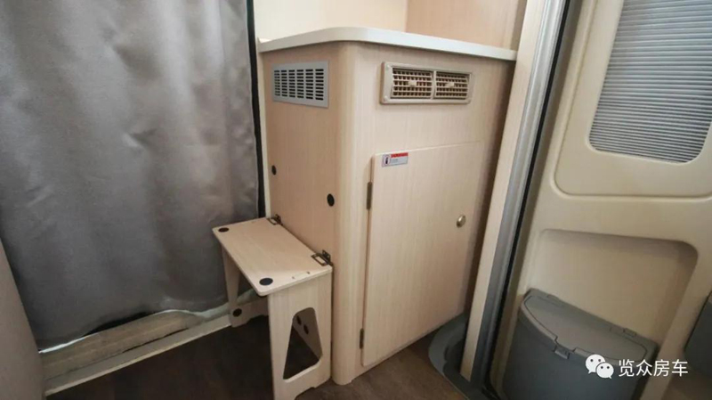 兩張雙人床，使用還方便的房車