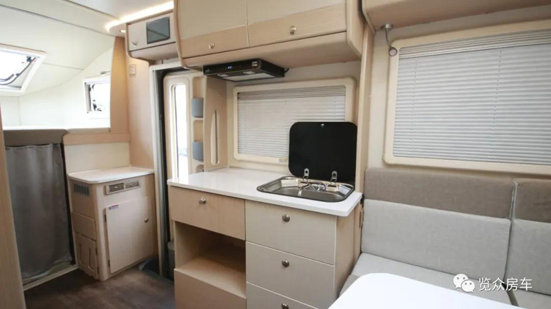 兩張雙人床，使用還方便的房車