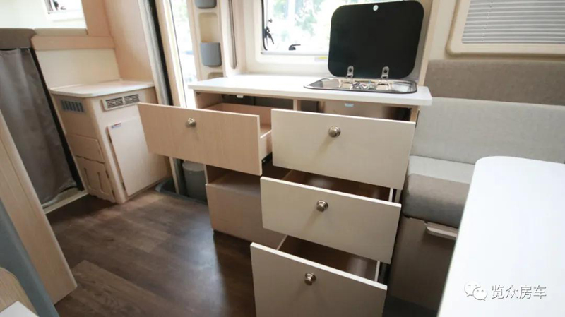 兩張雙人床，使用還方便的房車