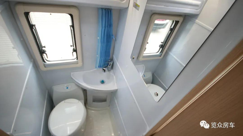 兩張雙人床，使用還方便的房車