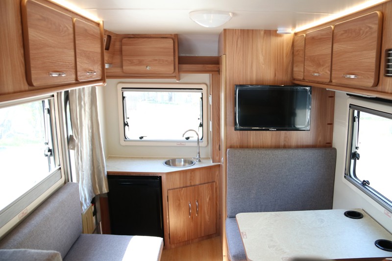 四驅(qū)、兩張超大床人床的房車，看這款