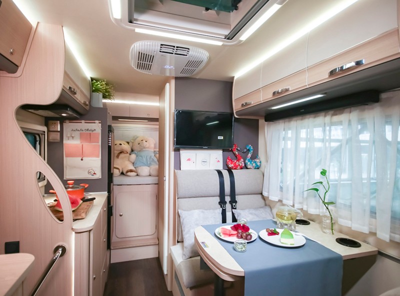 喜歡自駕游，不知道怎么選房車，看看這款四驅(qū)房車