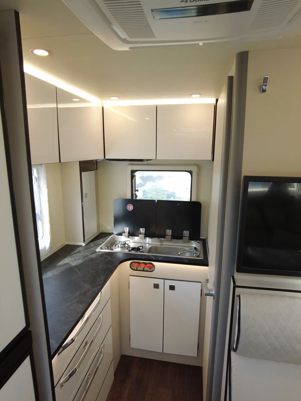 疫情之下，我們?yōu)槭裁催x擇房車出行？