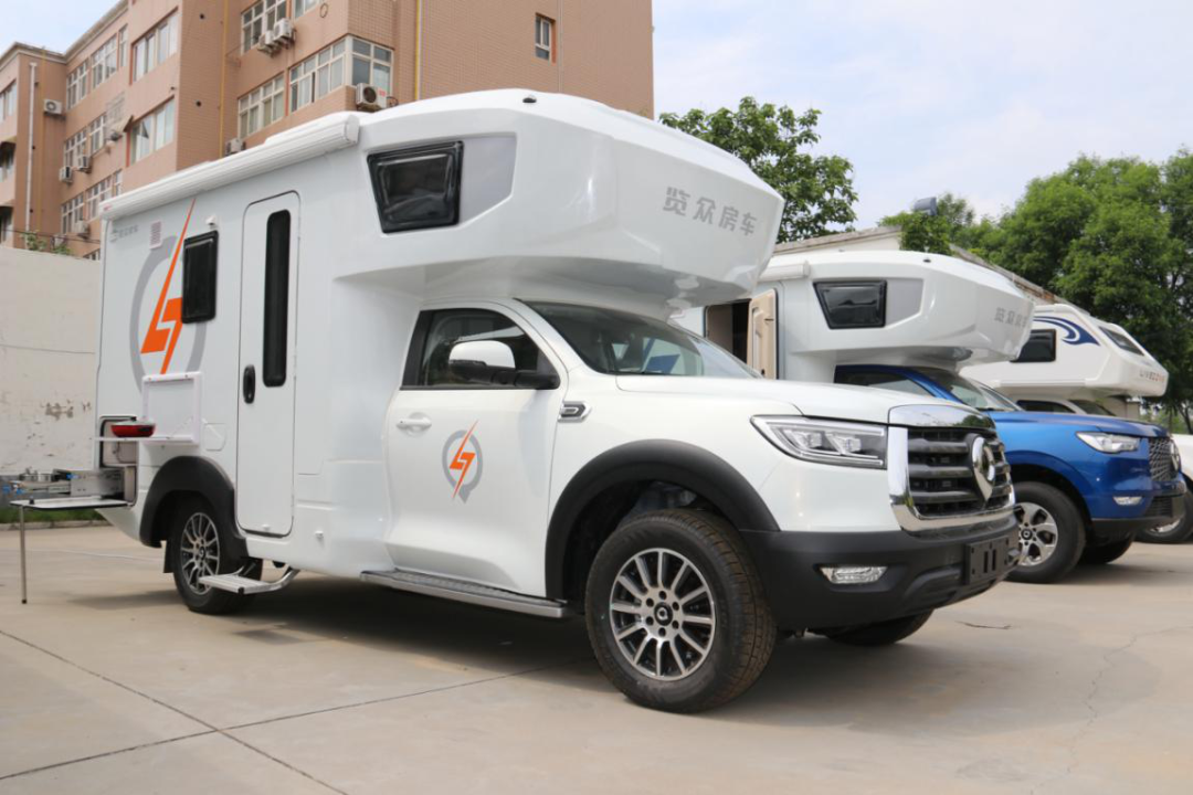 為自由著色！紅、白、藍(lán)、棕，你選哪一種？