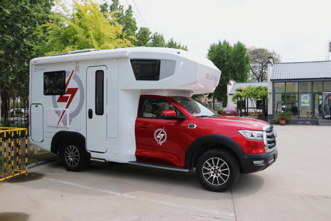 為自由著色！紅、白、藍(lán)、棕，你選哪一種？