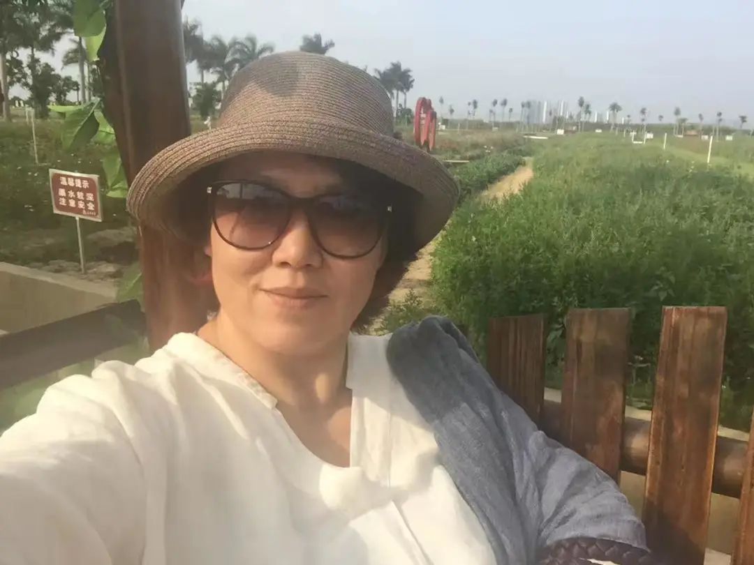 58歲的她，自駕房車旅居，一人兩犬，活成了自己喜歡的樣子
