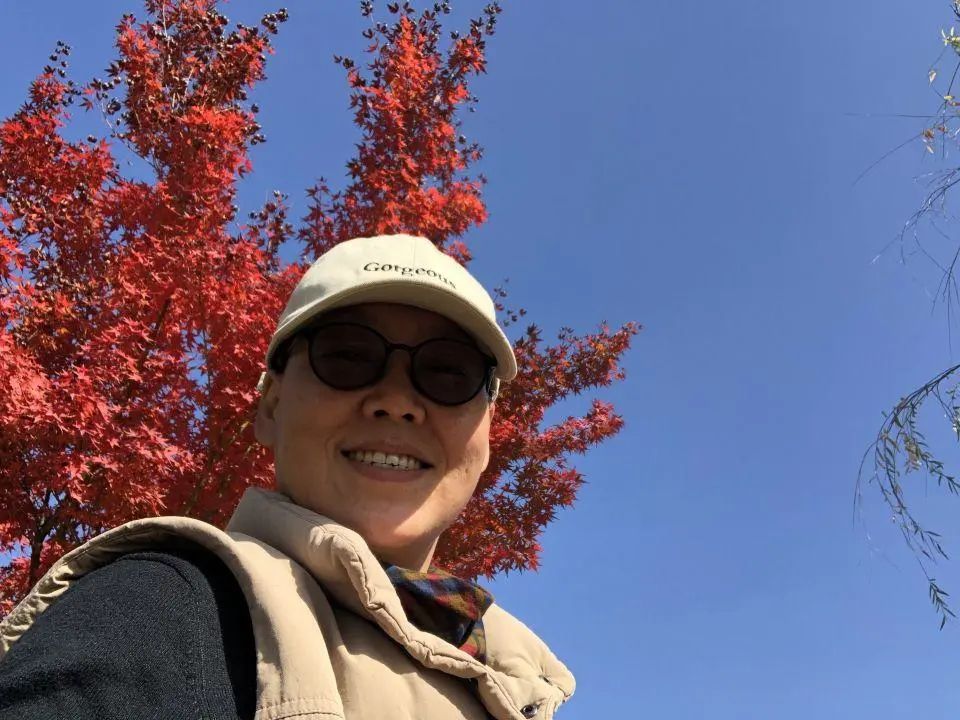 58歲的她，自駕房車旅居，一人兩犬，活成了自己喜歡的樣子