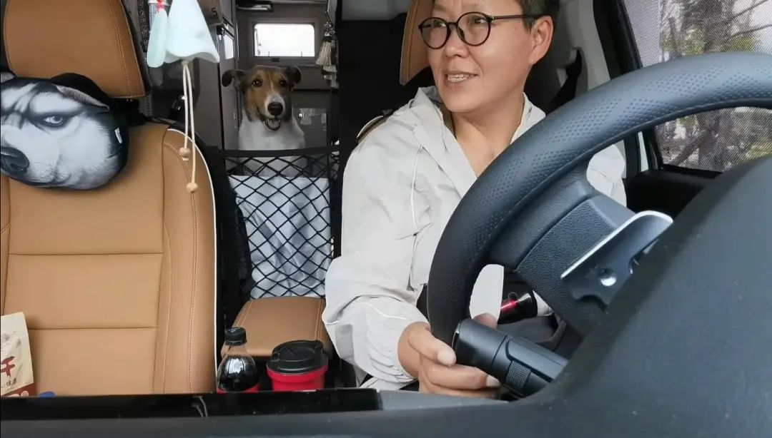 58歲的她，自駕房車旅居，一人兩犬，活成了自己喜歡的樣子