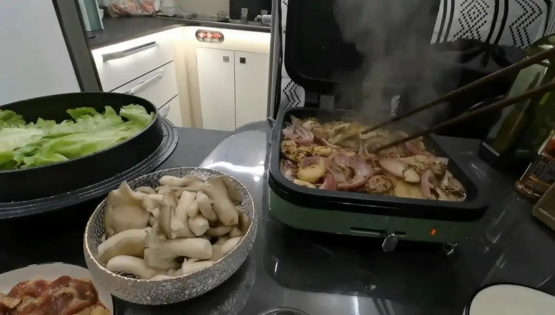 58歲的她，自駕房車旅居，一人兩犬，活成了自己喜歡的樣子