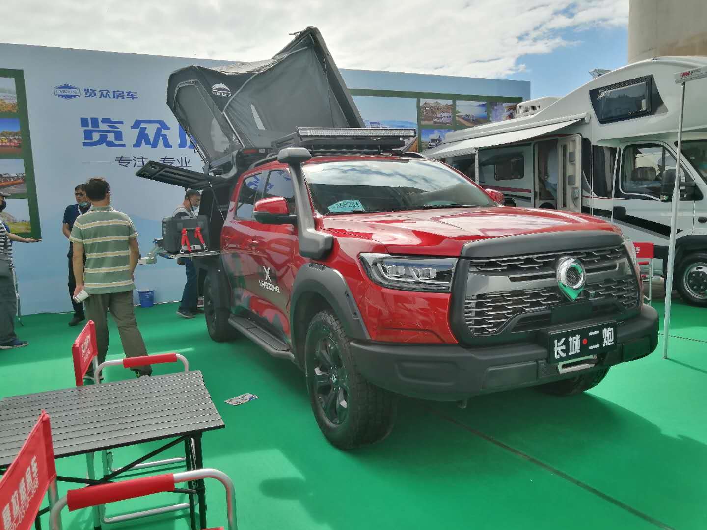 這個(gè)展會(huì)真的太熱鬧了，這么多人定房車